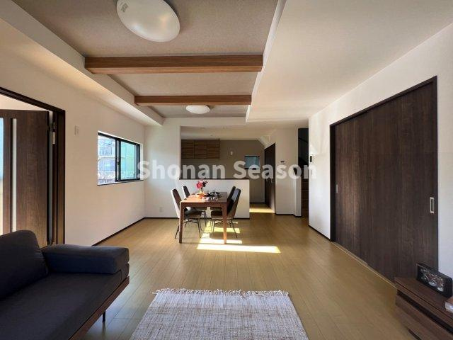 【居間・リビング】 | 奥行きを感じる折上天井を採用◎メリハリある室内となっております。広々17.7帖のLDKは、ご家族ゆったりお過ごしいただけますよ。