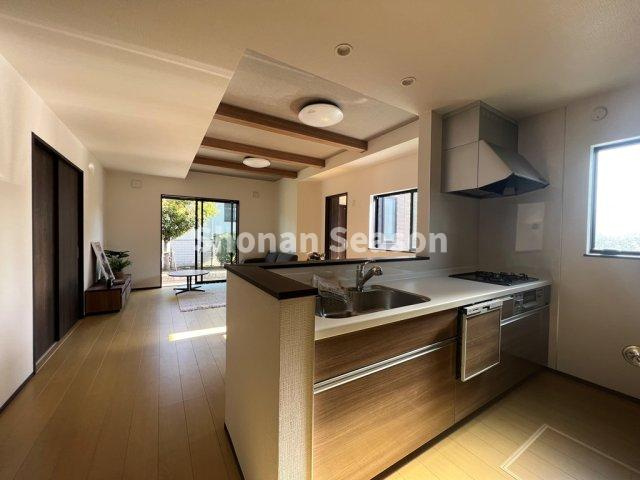 【キッチン】 | LDK全体を見渡せる人気の対面キッチン！外までも見渡せる大パノラマです◎