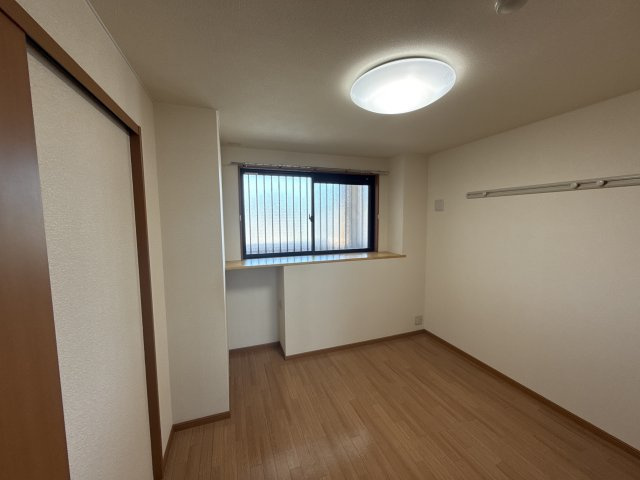 ロイヤルヒルズ青山の洋室