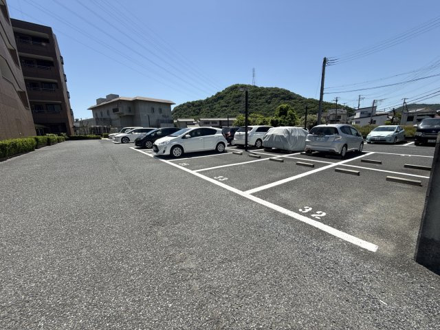 ロイヤルヒルズ青山の駐車場