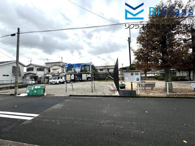 売土地　伊丹市桜ケ丘5丁目2の外観|物件西側と南側は伊丹市の桜ヶ丘Ⅱ児童遊園地です