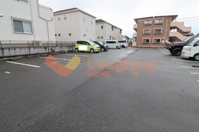 【駐車場】 | コーポサンガイア | 駐車場があるので、車を買う予定の方も安心です