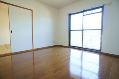 【居間・リビング】 | コーポサンガイア | ゆったりとした居間です