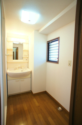 【居間・リビング】 | コーポサンガイア | こちらのリビングで趣味の時間をお楽しみください