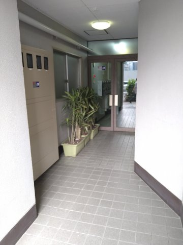 小西ビルのエントランス