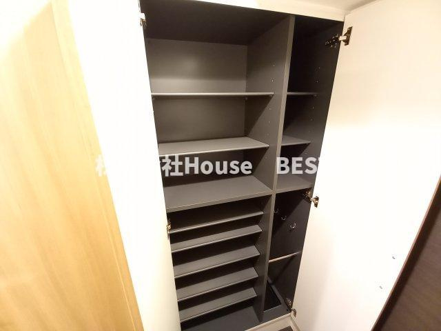 プレサンスみなと元町駅前の収納