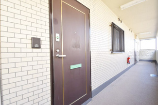 【その他共用部分】 | ダブルロック式の玄関ドアが皆様をお出迎え。お部屋のセキュリティの観点からも、うれしい設備ですね。玄関の色もシックで良い感じです。～即日のご見学可能～　お問合せはお気軽にどうぞ。