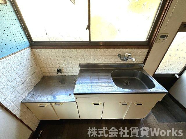 北島町江尻戸建のキッチン|コンパクトなキッチンで掃除もラクラク