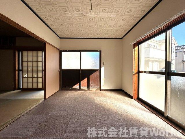 北島町江尻戸建の居間・リビング|ゆったりとした居間です