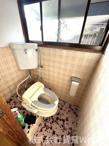 北島町江尻戸建のトイレ|落ち着いた色調のトイレです