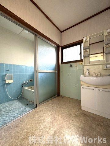 北島町江尻戸建の洗面所|脱衣スペースもあります