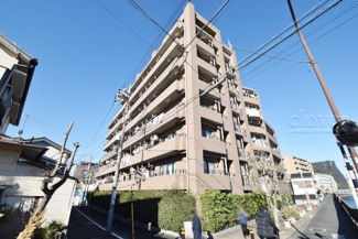 【外観】 | 手入れの行き届いた外壁やエントランスなど、「見ればわかる」レベルで清潔感を保ったマンションです。築年数を感じさせない姿で皆様をお出迎えします。～即日のご見学可能～　お問合せはお気軽にどうぞ。