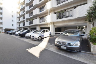 【駐車場】 | マンションの駐車場スペース。空きの有無や駐車料金、サイズ規定などについては、改めてお問い合わせください。～即日のご見学可能～　お問合せはお気軽にどうぞ。