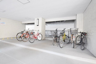【駐車場】 | 自転車置き場。マンションの共用部にあたります。空きの有無や駐輪料金、各戸の台数制限などについては、改めてお問い合わせください。～即日のご見学可能～　お問合せはお気軽にどうぞ。