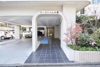 【エントランス】 | お客様を、そして住人を出迎えてくれるマンションのエントランス。ゴミが落ちていないことからも、管理状態の良さや住民の節度の高さが見て取れます。～即日のご見学可能～　お問合せはお気軽にどうぞ。
