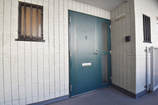 【その他共用部分】 | 皆様をお迎えする、お部屋の玄関ドア。開けやすさや開放角度、ドアノブの操作しやすさや鍵の形状などを、現地で一度ご確認ください。～即日のご見学可能～　お問合せはお気軽にどうぞ。