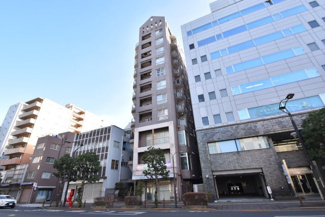 【外観】 | 手入れの行き届いた外壁やエントランスなど、「見ればわかる」レベルで清潔感を保ったマンションです。築年数を感じさせない姿で皆様をお出迎えします。～即日のご見学可能～　お問合せはお気軽にどうぞ。