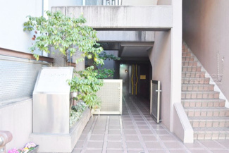 【エントランス】 | オートロックを備えた、マンションのエントランス。やはりセキュリティの観点は欠かすことができません。皆様を“安全”に送り出し、出迎えてくれます。～即日のご見学可能～　お問合せはお気軽にどうぞ。