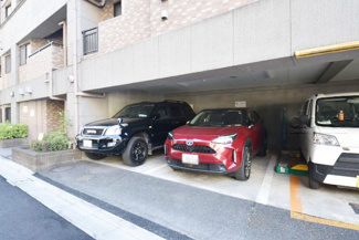 【駐車場】 | マンションの駐車場スペース。空きの有無や駐車料金、サイズ規定などについては、改めてお問い合わせください。～即日のご見学可能～　お問合せはお気軽にどうぞ。