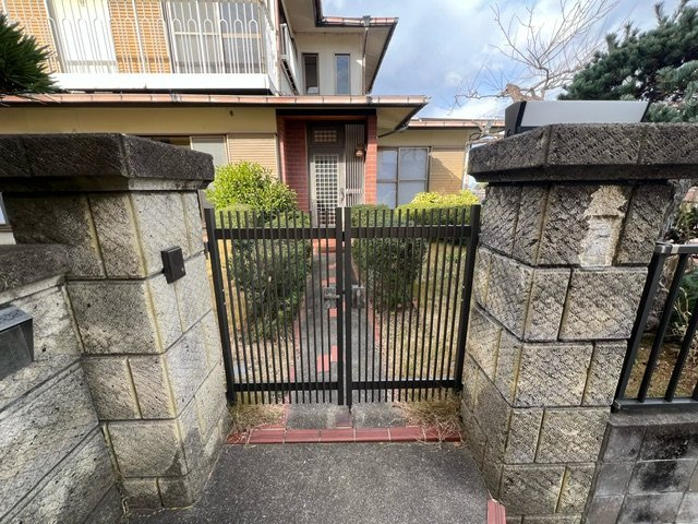 旭ヶ丘貸家のエントランス