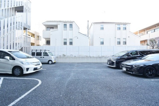 【駐車場】 | マンションの駐車場スペース。空きの有無や駐車料金、サイズ規定などについては、改めてお問い合わせください。～即日のご見学可能～　お問合せはお気軽にどうぞ。