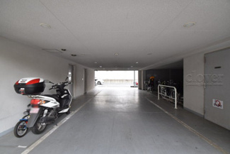 【駐車場】 | 屋根付きのバイク置き場。空きの有無や駐車料金、サイズおよび排気量規定などについては、改めてお問い合わせください。～即日のご見学可能～　お問合せはお気軽にどうぞ。