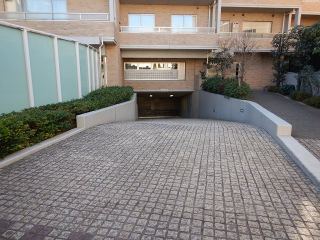 パークハウス市谷砂土原町レフィナールの駐車場