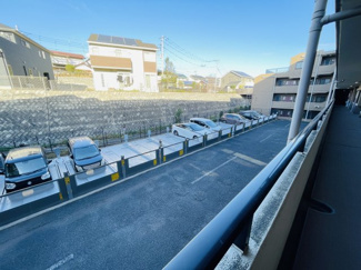 【駐車場】 | 通路から眺めた駐車場。