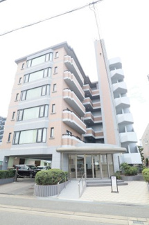 【外観】 | 敷地内駐車場に空きがあるので、車をお持ちの方でも安心です。買い物施設が徒歩圏内に充実しているので、毎日のお買い物が楽になります♪