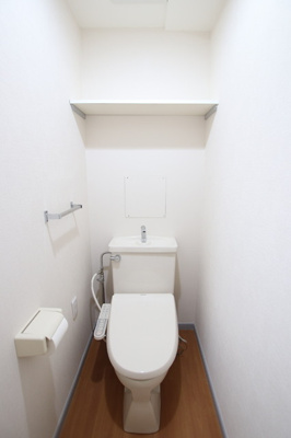 ☆トイレ上部に便利な棚☆