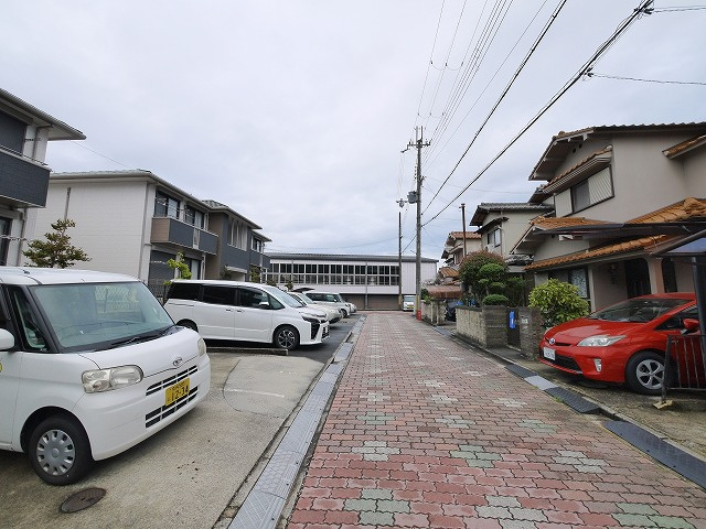 ブライトヒルズBの駐車場|車をお持ちの方に嬉しい駐車場付きの物件です