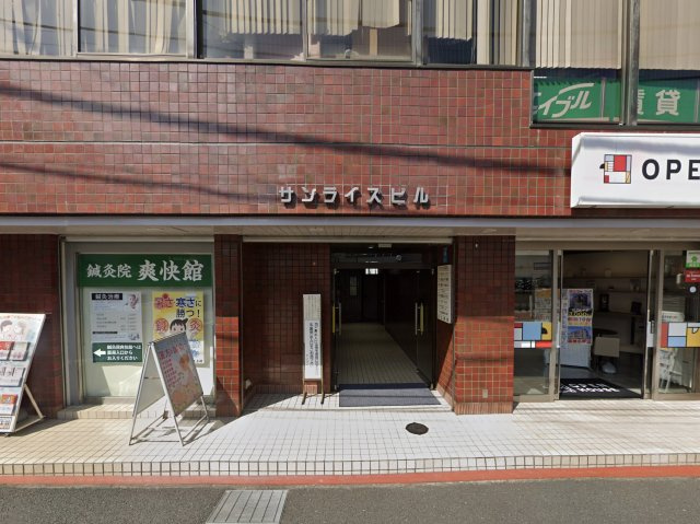 サンライズビルのエントランス
