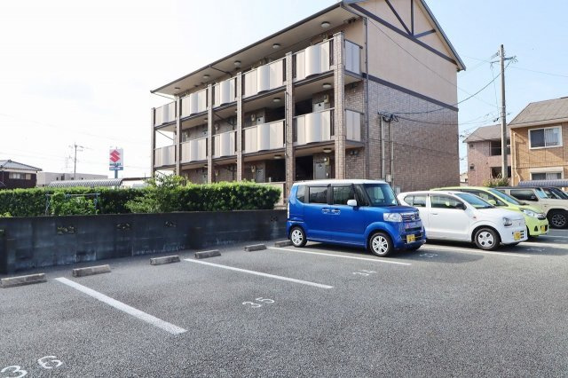 レジデンスTamayaA棟の駐車場|駐車場に車を止められます