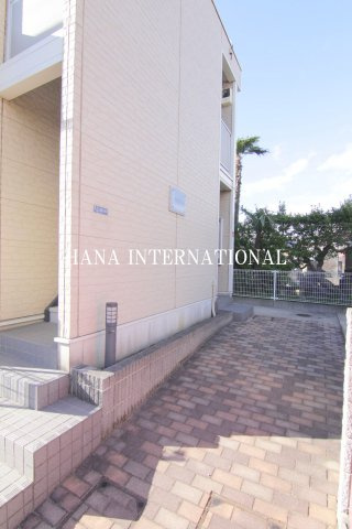 レオパレスプラスパーＭのエントランス