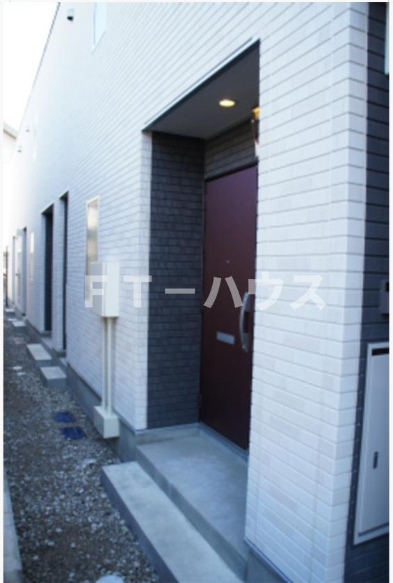 千葉市花見川区検見川町３丁目のアパートの玄関