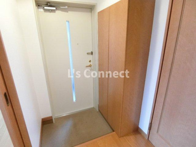 【玄関】 | サン・クリスティ泉 | 背の高い下駄箱で靴も収納できます。