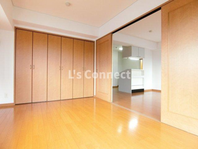 【内装】 | サン・クリスティ泉 | ＬＤＫと隣の洋室は繋げて使うこともできます。