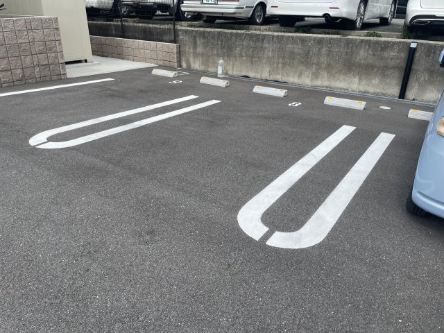 ザ・ビレッジグリーン飾東の駐車場