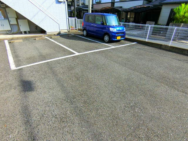 クレセール大和の駐車場