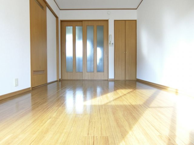 クレセール大和の居間・リビング|同物件別部屋