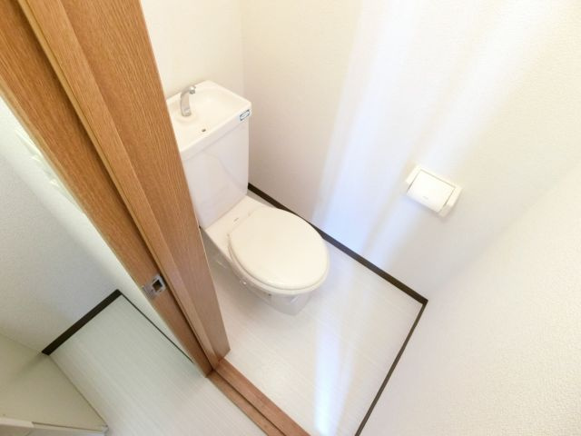 クレセール大和のトイレ|同物件別部屋