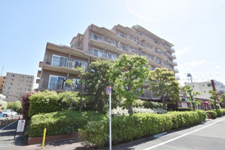 【外観】 | 手入れの行き届いた外壁やエントランスなど、「見ればわかる」レベルで清潔感を保ったマンションです。築年数を感じさせない姿で皆様をお出迎えします。～即日のご見学可能～　お問合せはお気軽にどうぞ。