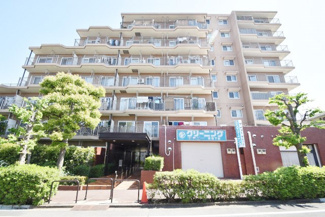 【外観】 | 青空によく映える建物です。手入れの行き届いた外壁やマンション正面エントランスなど、綺麗な姿をぜひ一度、現地にてご覧ください。～即日のご見学可能～　お問合せはお気軽にどうぞ。