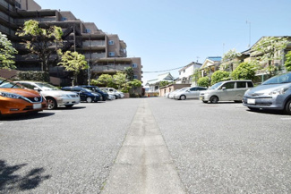 【駐車場】 | マンションの駐車場スペース。空きの有無や駐車料金、サイズ規定などについては、改めてお問い合わせください。～即日のご見学可能～　お問合せはお気軽にどうぞ。