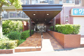 【エントランス】 | お客様を、そして住人を出迎えてくれるマンションのエントランス。ゴミが落ちていないことからも、管理状態の良さや住民の節度の高さが見て取れます。～即日のご見学可能～　お問合せはお気軽にどうぞ。