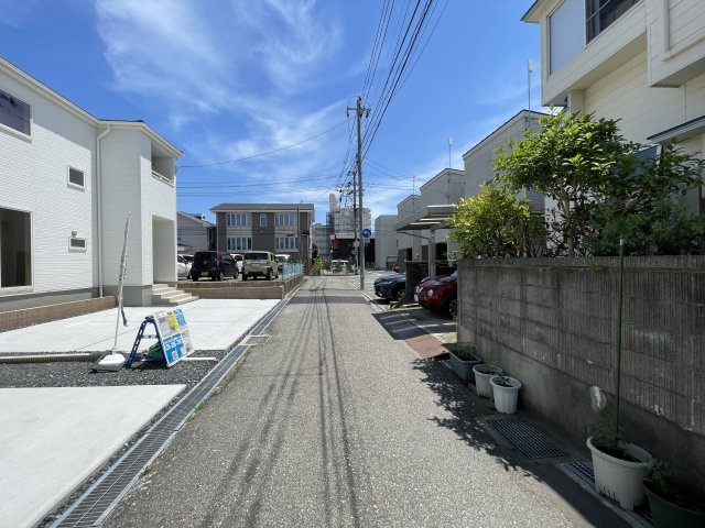 リーブルガーデン　中央区堀之内南第１　全２棟の前面道路含む現地写真|前面道路は閑静な車通りの少ない道路なので小さなお子様にも安心ですね。しっかり舗装もされているので、ベビーカーや自転車で通っても快適に通行できます。