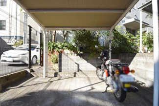 【駐車場】 | バイク置き場。空き区画の有無や駐輪料金、サイズおよび排気量規定などについては、改めてお問い合わせください。～即日のご見学可能～　お問合せはお気軽にどうぞ。
