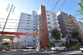 【外観】 | 青空によく映える建物です。手入れの行き届いた外壁やマンション正面エントランスなど、綺麗な姿をぜひ一度、現地にてご覧ください。