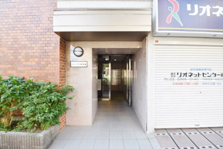 【エントランス】 | お客様を、そして住人を出迎えてくれるマンションのエントランス。ゴミが落ちていないことからも、管理状態の良さや住民の節度の高さが見て取れます。～即日のご見学可能～　お問合せはお気軽にどうぞ。
