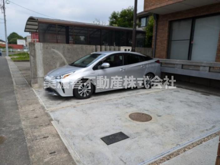 ６１１８３　岐阜市茜部辰新中古戸建ての駐車場